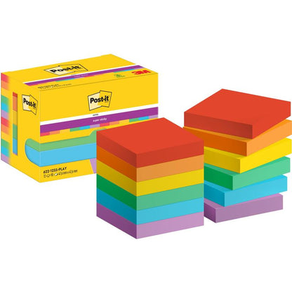 Krabička Post-it® Super Sticky Notes (47,6 mm x 47,6 mm, 90 listů/blok, 100% PEFC) od společnosti 3M Deutschland GmbH je zobrazena se dvěma stohy barevných čtvercových bloků v barvách červená, oranžová, žlutá, zelená, modrá a fialová.