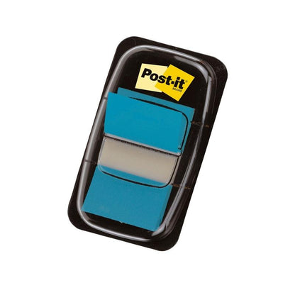 Černý plastový dávkovač od 3M Deutschland GmbH pojme dva stohy modrých Post-it® Index záložek (25,4 mm x 43,2 mm, 50 kusů na dávkovač), na něm žlutý a černý Post-it štítek.