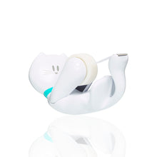 Der Scotch™ Tischabroller im Katzen Design C39 von 3M Deutschland GmbH zeigt eine weiße, auf dem Rücken liegende Katze mit schwarzen Details und blauem Halsband, inklusive einer Rolle Scotch® Magic™ Klebeband (19 mm x 8,89 m).