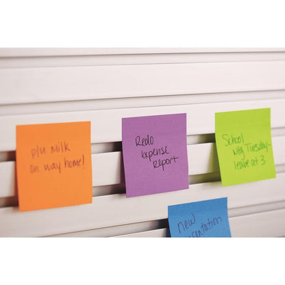 Čtyři neonové Post-it® Notes (38x51mm, 3M Deutschland GmbH) se nacházejí na bílé latě. Na lístcích je napsáno: "Mléko na cestě domů", "Přepracovat vyúčtování" a "Školní výlet v úterý - odjezd v 15 hodin".