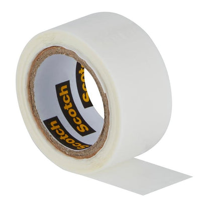 Role univerzální lepicí pásky Scotch® Extremium™ (3 m x 19 mm) od 3M Deutschland GmbH je částečně odvinutá a na vnitřním papírovém jádru nese název značky na jednoduchém bílém pozadí.