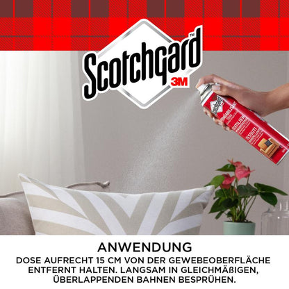 Ruka stříká Scotchgard™ textilní impregnátor, 400 ml od 3M Deutschland GmbH na pruhovaný polštář na šedé pohovce a zajišťuje tak ochranu před nečistotami a skvrnami. V blízkosti stojí zelená rostlina; německý návod je vidět dole.