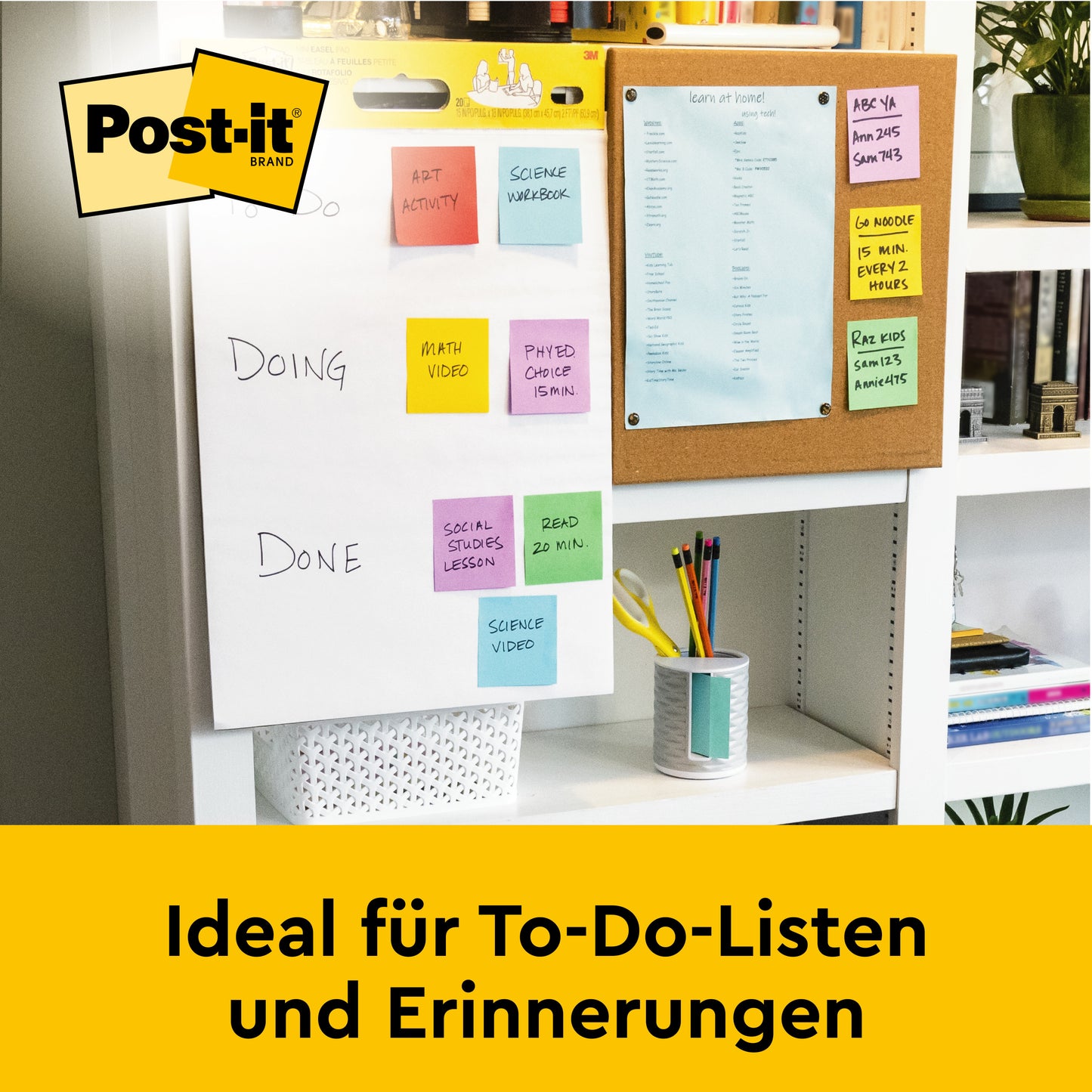 Auf dem Schreibtisch steht ein Post-it® Super Sticky selbsthaftendes Meeting Chart/Flipchart von 3M Deutschland GmbH (weiß, 63,5x76,2cm), perfekt für To-Do-Listen & Erinnerungen. Im Hintergrund: eine Pinnwand mit blauem Papier.