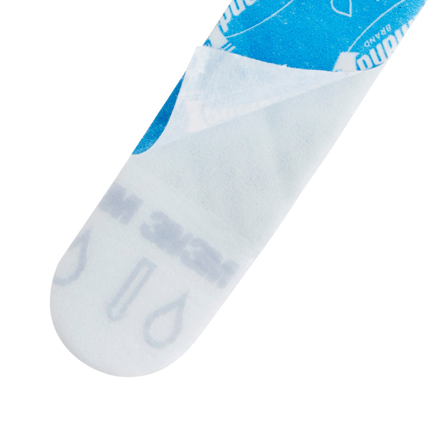 Detailní záběr na Command™ Strip 17021B, velikost M (3M Deutschland GmbH), částečně odstraněný z jeho modro-bílého podkladového papíru, přičemž jsou viditelné symboly a texty pod ním.