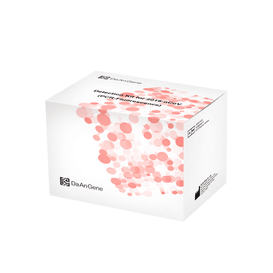 Na zeleném pozadí je vyobrazena bílá krabička s „testovací sadou (PCR-fluorescence) DaAn Gendiagnostik-Kit pro 2019-nCoV“ obsahující 96 testů, zdobená nápisem „Altruan“.