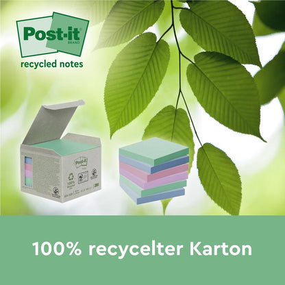 Otevřená krabice s pastelovými Post-it® Recycling Notes (76 mm x 127 mm, 100 listů/blok, 100% PEFC) od 3M Deutschland GmbH je zobrazena vedle tří stohů, na kterých je na zeleném pozadí napsáno "100% recyklovaná lepenka".