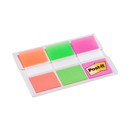 Průhledný plastový dávkovač od 3M Deutschland GmbH obsahuje 60 Post-it® Index lepících proužků (25,4 x 43,2 mm) v barvách oranžová, růžová a zelená pro označování dokumentů; logo Post-it je viditelné na jedné straně.
