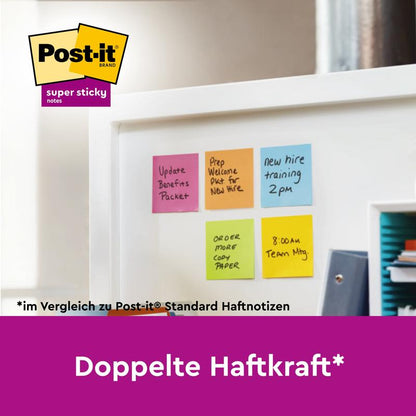 Na tabuli leží šest ručně psaných žlutých Post-it® Super Sticky Z-Notes (76 x 76 mm) z černého dávkovače PRO od 3M Deutschland GmbH. Nahoře vlevo je logo, dole "Dvojnásobná přilnavost*".