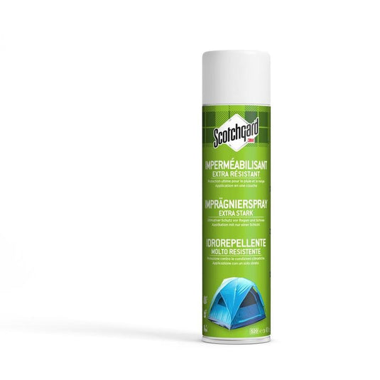Stojí tam velká zelená plechovka o objemu 400 ml s impregnačním sprejem Scotchgard™ extra silný od společnosti 3M Deutschland GmbH. Na etiketě je text v několika jazycích a obrázek modrého stanu – ideální pro extra silnou ochranu textilií.