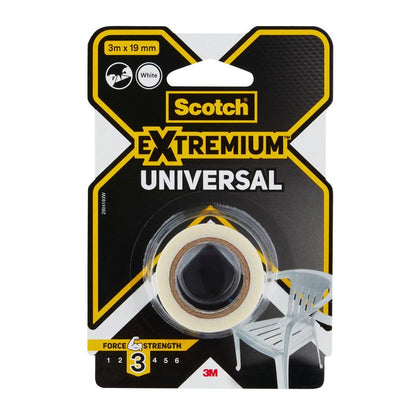 Role lepicí pásky Scotch® Extremium™ Universal 3 m x 19 mm od společnosti 3M Deutschland GmbH, bílá lepicí páska na plastové cívce, zabalená v barvách černé a žluté s plastovou židlí zobrazenou vpravo dole.