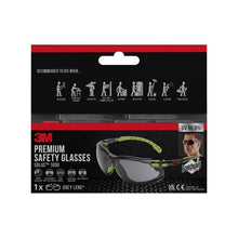 Balíček 3M™ Solus™ ochranných brýlí 1000 od 3M Deutschland GmbH v zelené/černé barvě s šedými skly, nabízí UV 99,9% ochranu a povlak proti zamlžení Scotchgard™, s nasaditelným pěnovým těsněním pro zvýšené pohodlí.