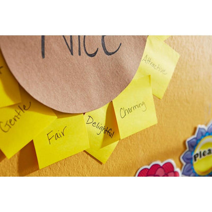 Žluté Post-it® Super Sticky Z-Zettel (76x76 mm, 90 listů, od 3M Deutschland GmbH) s ručně psanými slovy jako "Fair" a "Charmant" jsou kruhově uspořádány na zdi kolem hnědého papíru s nápisem "Nice".