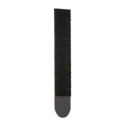 Velké černé Command™ montážní proužky na obrazy 17206BLK od společnosti 3M Deutschland GmbH s oblým koncem jsou prezentovány pro zavěšení bez poškození na bílém pozadí.