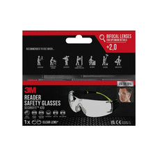 Balení 3M™ SecureFit™ ochranných brýlí na čtení od 3M Deutschland GmbH má +2,0 bifokální čiré čočky, 99,9 % UV ochranu a je doporučeno pro řezání, truhlářství a malířské práce.