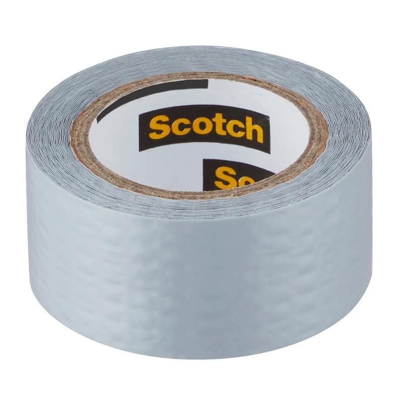 Role lepicí pásky Scotch® Extremium™ Universal, 3 m x 19 mm od 3M Deutschland GmbH, se strukturovaným stříbrným povrchem a viditelným nápisem "Scotch" na papírovém jádru, stojí vzpřímeně na bílém podkladu.