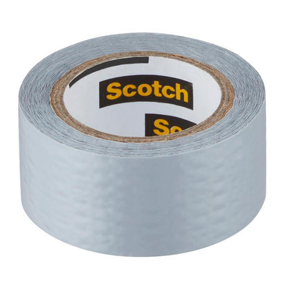 Role lepicí pásky Scotch® Extremium™ Universal, 3 m x 19 mm od 3M Deutschland GmbH, se strukturovaným stříbrným povrchem a viditelným nápisem "Scotch" na papírovém jádru, stojí vzpřímeně na bílém podkladu.