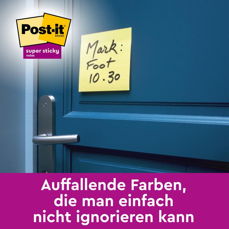 Žlutý Post-it® Super Sticky 100% recyklovaný lístek (76x76 mm, 70 listů, 100% PEFC) od 3M Deutschland GmbH s nápisem "Mark: Foot 10.30" je nalepen na modrých dveřích; na obrázku se objevuje německý text a nápis Post-it.