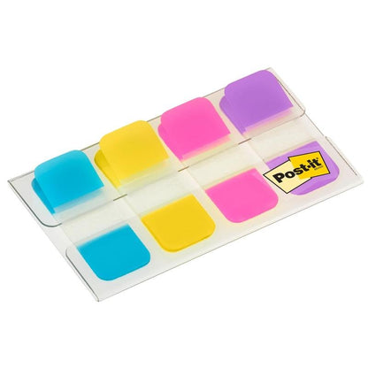 Průhledný plastový držák od 3M Deutschland GmbH obsahuje 40 Post-it® Index Strong Ablagetabs, Mini, v barvách modrá, fialová, růžová a žlutá (15,8 mm x 38,1 mm) pro organizaci dokumentů; žlutý štítek se nachází v pravém dolním rohu.