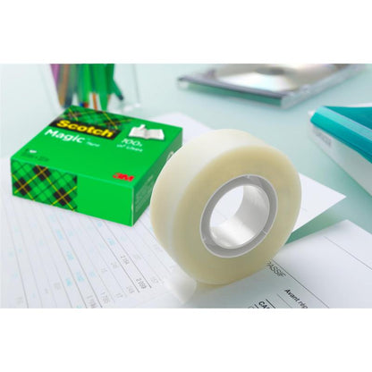 Role Scotch® Magic™ Neviditelná páska od 3M Deutschland GmbH leží v zelené krabičce na papíře - ideální pro každý stůl, zejména v balíčku s 14 rolemi (19 mm x 33 m).