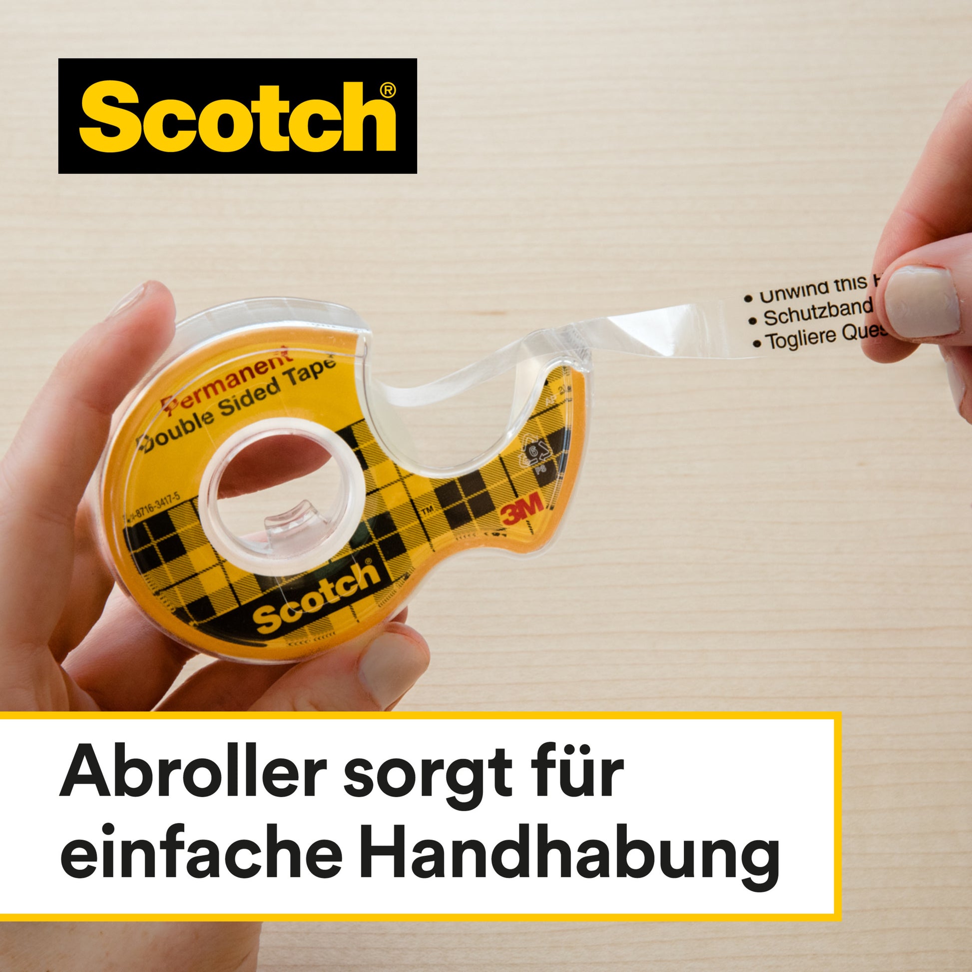 Eine Hand zieht Scotch® doppelseitiges Klebeband (12,7 mm x 7,89 m, 25 % extra) von 3M Deutschland GmbH aus einem gelben Handabroller. Der Text auf Deutsch lautet: "Abroller sorgt für einfache Handhabung.