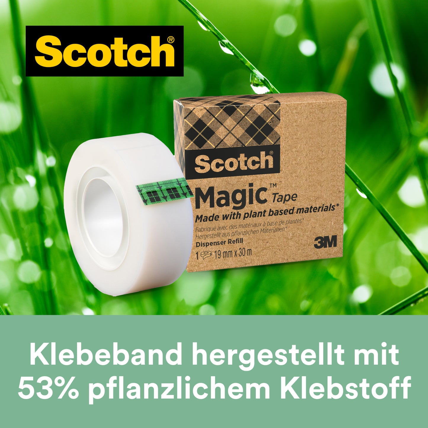 Na zeleném pozadí s kapkami vody je zobrazen černý stolní dávkovač 3M Scotch® C38 a tři role pásky Scotch® Magic™ (19 mm x 33 m). Na obalu je uvedeno, že obsahuje 66 % rostlinného lepidla.