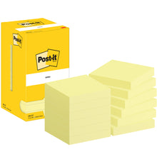 Eine gelbe Post-it® Notes Box der 3M Deutschland GmbH steht neben zwölf Stapeln gelber Notizzettel (76x76mm, 100 Blatt/Block) in Kartonverpackung (100% PEFC). Alles ist fein säuberlich auf weißem Hintergrund angeordnet.