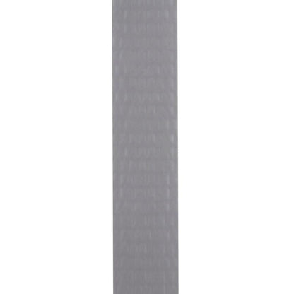 Na obrázku je vertikální pruh lepicí pásky Scotch® Extremium™ Universal (3 m x 19 mm) od společnosti 3M Deutschland GmbH s lehce strukturovaným, matně šedým povrchem na bílém pozadí.