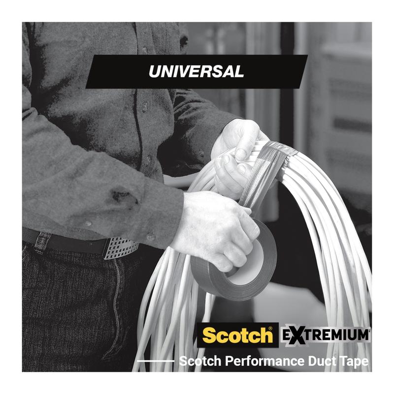 Osoba obaluje kabely univerzální lepicí páskou Scotch® Extremium™, 3 m x 19 mm (od 3M Deutschland GmbH). Černobílý obrázek ukazuje nahoře "UNIVERSAL" a dole branding produktu.