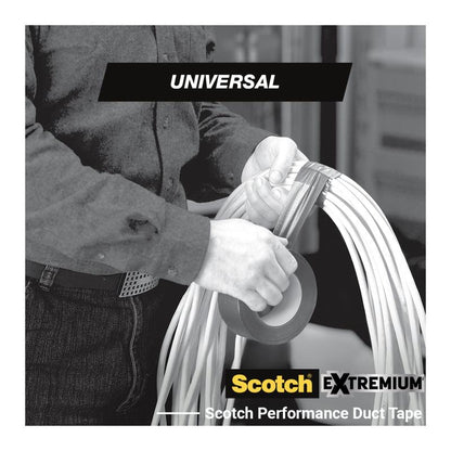 Osoba obaluje kabely univerzální lepicí páskou Scotch® Extremium™, 3 m x 19 mm (od 3M Deutschland GmbH). Černobílý obrázek ukazuje nahoře "UNIVERSAL" a dole branding produktu.