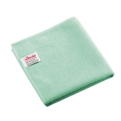 Skládaná zelená utěrka z mikrovlákna Vileda Professional r-MicroTuff Swift s všitou bílou etiketou.
