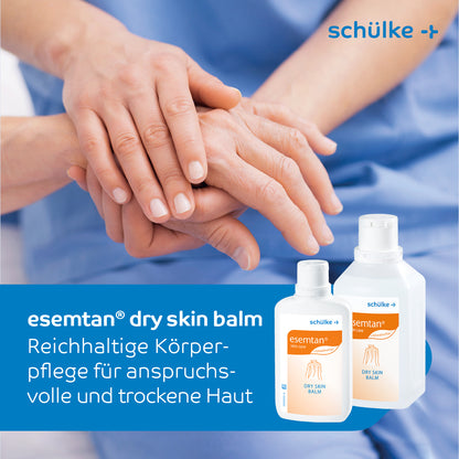 Osoba v modrém oblečení nanáší na své ruce Schülke esemtan® dry skin balm, balzám na péči o tělo - 500 ml | láhev (500 ml) od Schülke & Mayr GmbH. Obrázek zobrazuje v pravém dolním rohu dvě lahve produktu, doprovázené textem v němčině, který popisuje balzám na péči o tělo jako bohatou péči o náročnou a suchou pokožku.