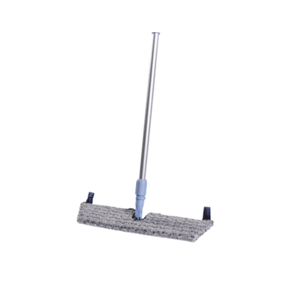 Vileda GmbH Professional Swep Duo r-MicroPlus Mop je dlouhý 50 cm a prodává se jednotlivě. Má dlouhou rukojeť s obdélníkovou šedou čisticí podložkou. Stříbrný mop stojí vzpřímeně před bílým pozadím a má strukturovaný povrch, který je ideální pro efektivní zametání nebo drhnutí podlah.