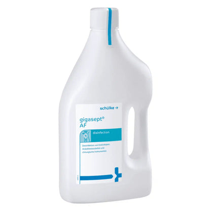 Láhev Schülke gigasept® instru AF dezinfekce nástrojů (bez aldehydů) od Schülke & Mayr GmbH, bílá s modrými akcenty, pro dezinfekci lékařských nástrojů včetně endoskopů. Etiketa obsahuje text a lékařský kříž.