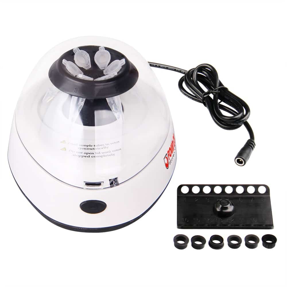 Bílý a průhledný Altruan tester vajec s napájecím kabelem a různými gumovými úchyty na bílém pozadí. Zařízení je používáno jako PCR Pure Kit - zařízení s kompletním vybavením pro kontrolu pokroku ve vývoji vajec.