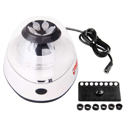 Bílý a průhledný Altruan tester vajec s napájecím kabelem a různými gumovými úchyty na bílém pozadí. Zařízení je používáno jako PCR Pure Kit - zařízení s kompletním vybavením pro kontrolu pokroku ve vývoji vajec.